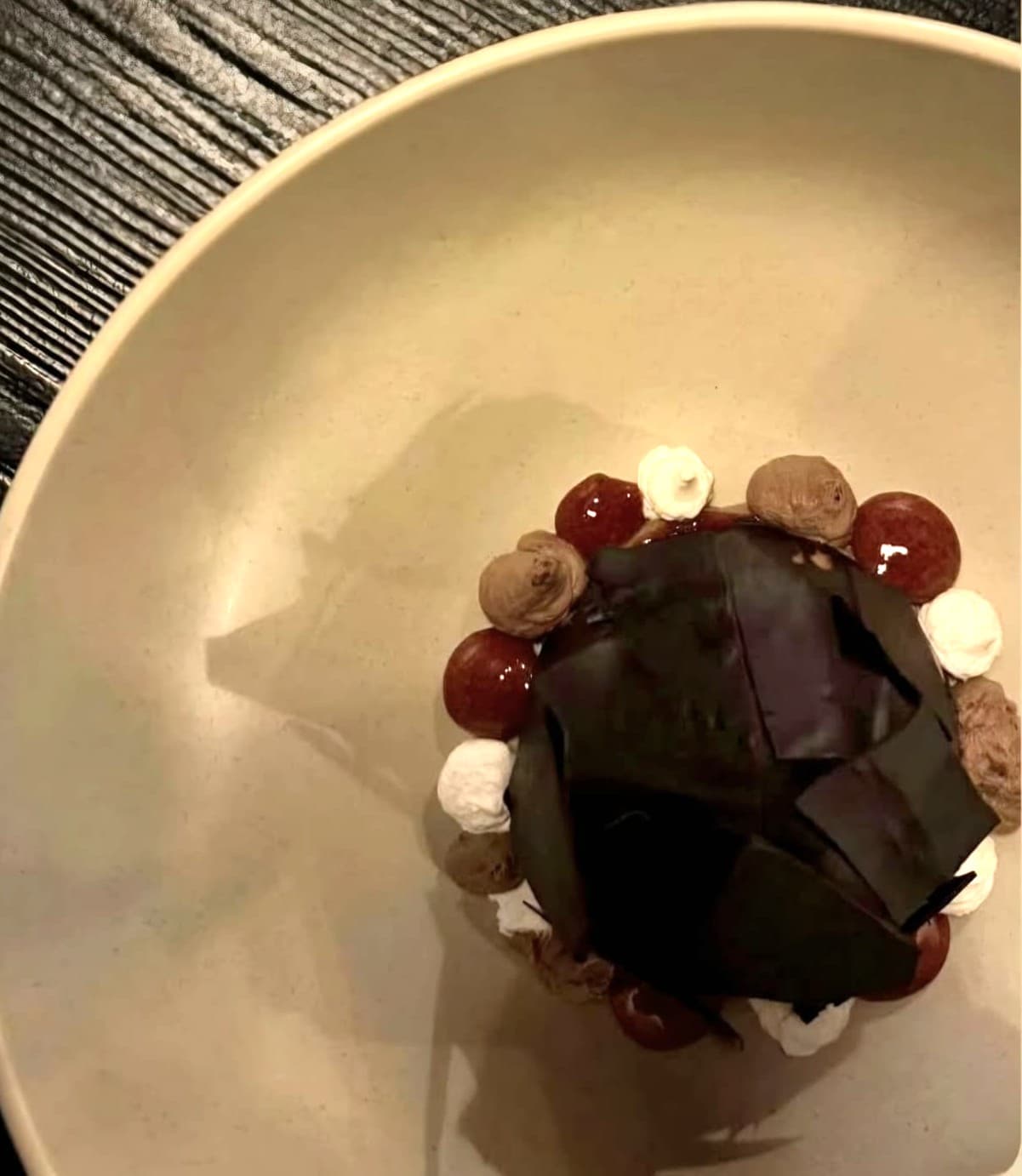 Desert cu foi de ciocolată, fructe și creme, în bol ceramic