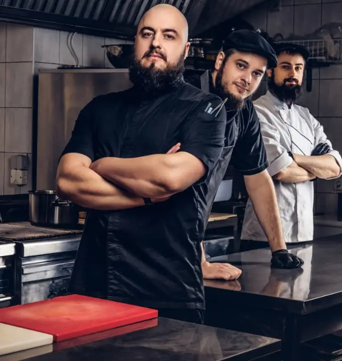 Chef Marius Greab împreună cu doi bucătari, în bucătăria Altera
